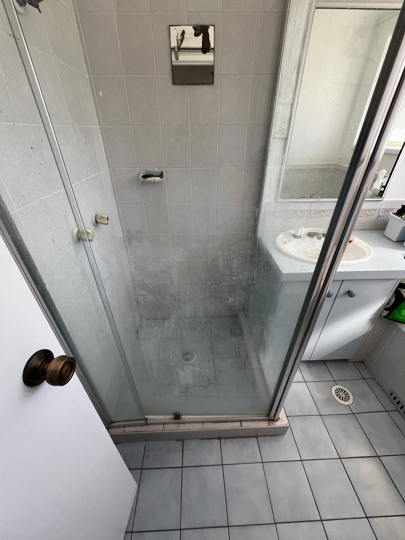 Shower glass before cleaning